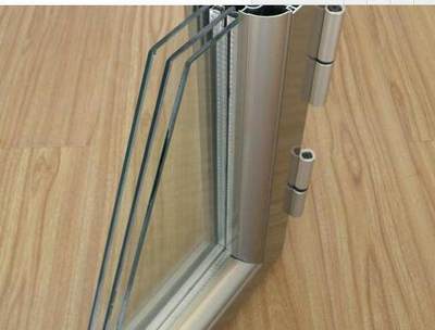 封阳台选用铝合金好还是塑钢门窗?到底哪一种更结实耐用适合封阳台呢?对比看看。